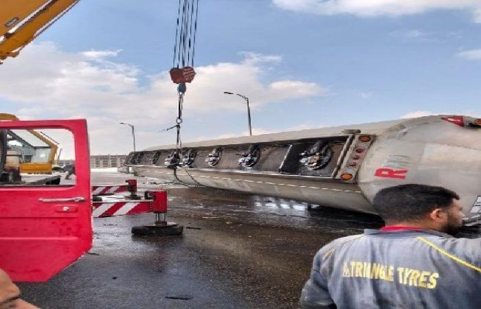 بلا
      أضرار..
      محافظ
      القاهرة
      يتابع
      حادث
      انقلاب
      سيارة
      مواد
      بترولية
      بالاسمرات - بوابة المساء الاخباري