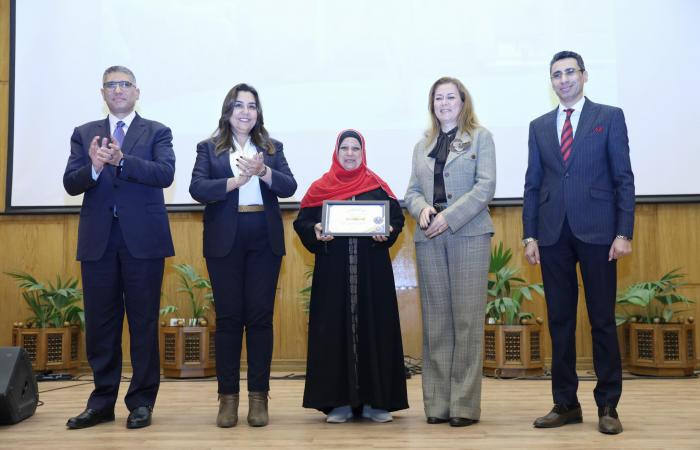 تكريم عدد من العاملين المتميزين بمركز سقارة .. بوابة المساء الاخباري