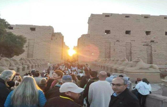 لحظة
      تعامد
      الشمس
      على
      مقصورة
      قدس
      الأقداس
      بمعابد
      الكرنك
      بالأقصر..
      فيديو
      وصور - بوابة المساء الاخباري