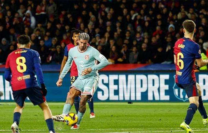 فيديو
      |
      برشلونة
      يواصل
      نزيف
      النقاط
      ويسقط
      أمام
      أتلتيكو
      مدريد
      بالوقت
      القاتل
      في
      الدوري
      الإسباني