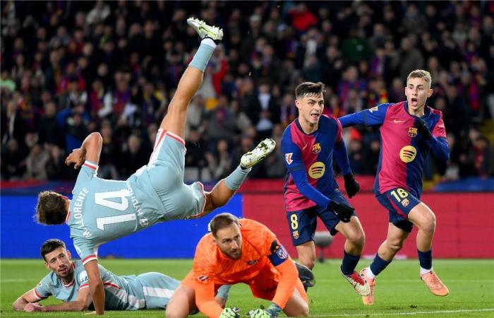 رجل
      مباراة
      برشلونة
      وأتلتيكو
      مدريد
      في
      الدوري
      الإسباني