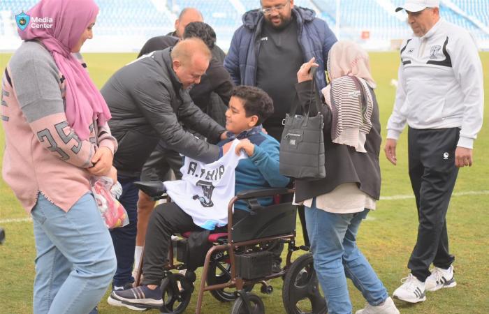 غزل
      المحلة
      يكرم
      الطفل
      بدر
      شعبان..
      ورئيس
      النادي
      يهديه
      كرسيًا
      كهربائيًا|
      صور . المساء الاخباري