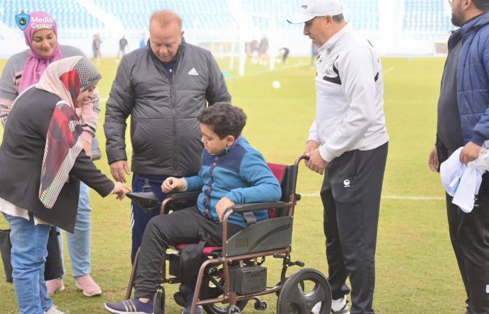 غزل
      المحلة
      يكرم
      الطفل
      بدر
      شعبان..
      ورئيس
      النادي
      يهديه
      كرسيًا
      كهربائيًا|
      صور . المساء الاخباري