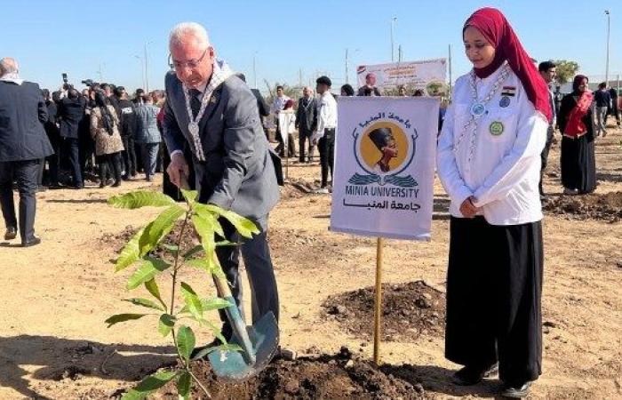 رئيس جامعة المنيا يشارك بالمبادرة الرئاسية " اتحضر للأخضر .. ويغرس شجرة" .. بوابة المساء الاخباري