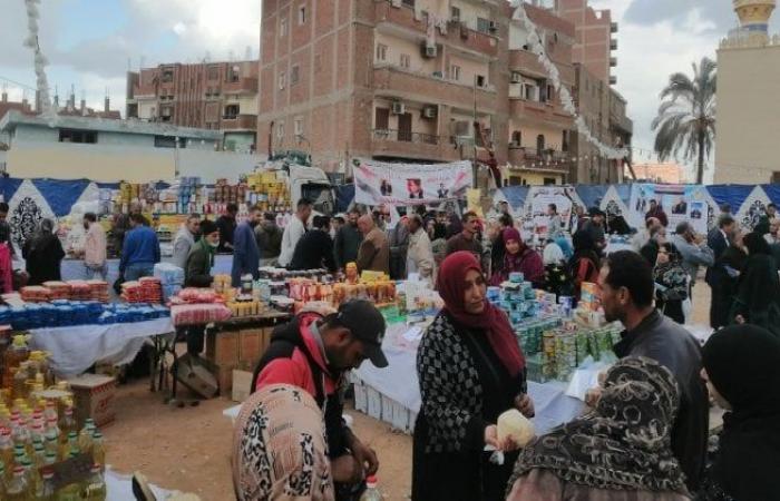 بتخفيضات
      30٪..
      إقبال
      المواطنين
      على
      شراء
      السلع
      والمواد
      الغذائية
      بـ
      «سوق
      اليوم
      الواحد» - بوابة المساء الاخباري