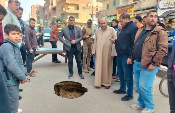 انفجار ماسورة مياه وراء هبوط أرضي محدود بعمق 3 أمتار بشوارع بسيون.. صور .. بوابة المساء الاخباري