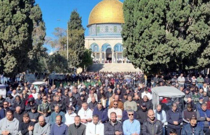 رغم
      قيود
      الاحتلال..
      50
      ألف
      مصل
      ٍ
      يؤدون
      صلاة
      الجمعة
      بالمسجد
      الأقصى - بوابة المساء الاخباري