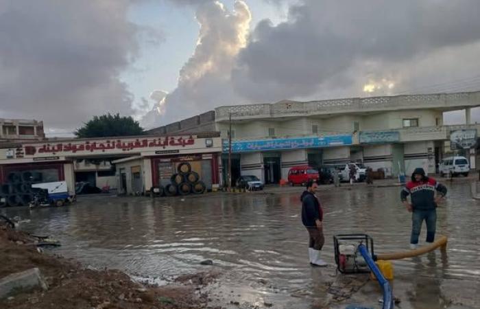 مطروح .. تكثيف الجهود لرفع  تجمعات مياه الأمطار من الشوارع |صور .. بوابة المساء الاخباري