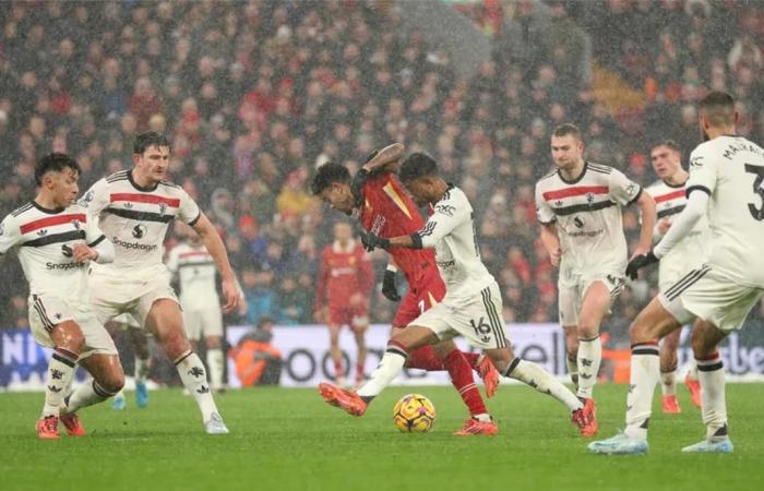 رجل
      مباراة
      ليفربول
      ومانشستر
      يونايتد
      في
      الدوري
      الإنجليزي