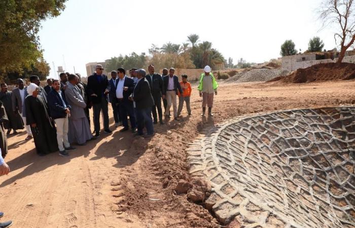 محافظ
      أسوان
      يتفقد
      سحارة
      مياه
      الري
      بمشروع
      وادي
      النقرة
      بنصر
      النوبة المساء الاخباري ..