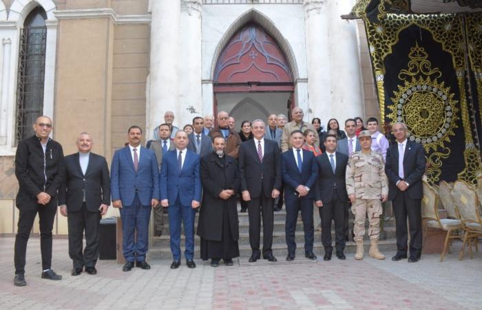 محافظ الغربية يزور كنائس طنطا للتهنئة ويوزع هدايا الرئيس في عيد الميلاد .. بوابة المساء الاخباري