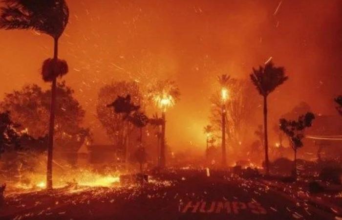 الأوضاع في كاليفورنيا.. حرائق "بوربانك" تلتهم المنازل وتجبر السكان على الفرار .. بوابة المساء الاخباري