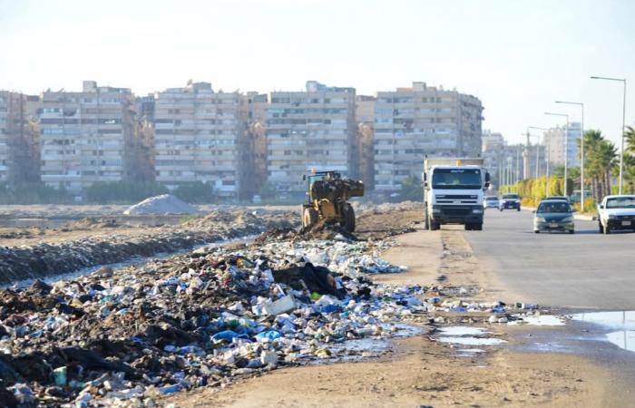 رفع 70 طن مخلفات من مصرف الملاحات في بورفؤاد .. بوابة المساء الاخباري