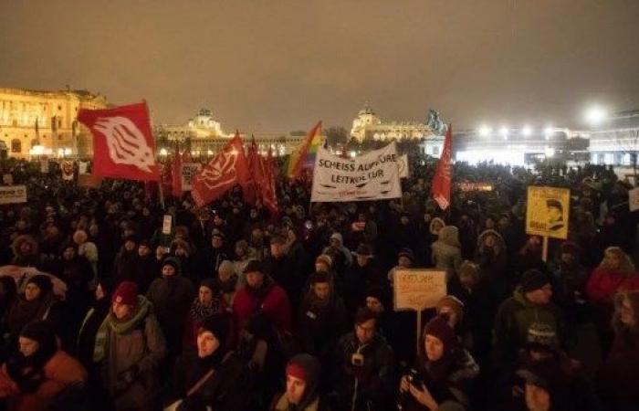 النمسا.. عشرات الآلاف يتظاهرون للتنديد بتشكيل حكومة من اليمين المتشدد .. بوابة المساء الاخباري