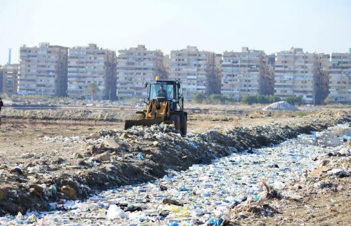 رفع 70 طن مخلفات من مصرف الملاحات في بورفؤاد .. بوابة المساء الاخباري