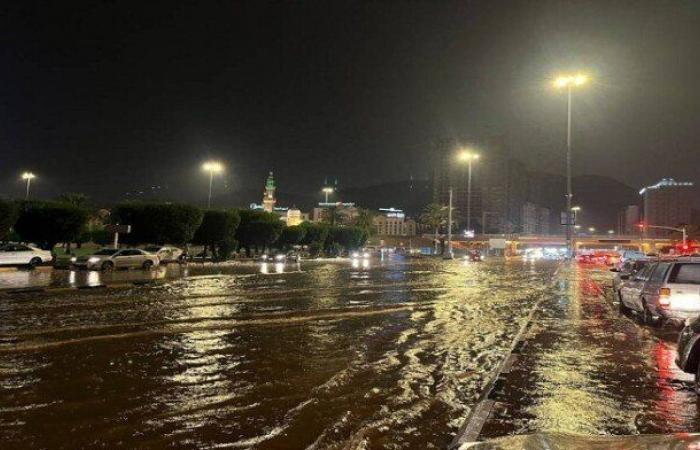 طقس
      مكة
      اليوم..
      أمطار
      غزيرة
      تغرق
      المدينة - بوابة المساء الاخباري