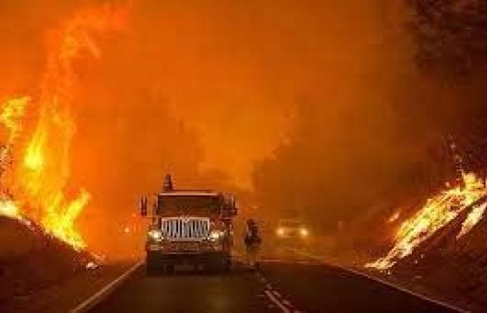 حرائق
      كاليفورنيا
      لوس
      أنجلوس..
      مشاهد
      مرعبة
      من
      الحادث
      الخطير
      (فيديو) - بوابة المساء الاخباري