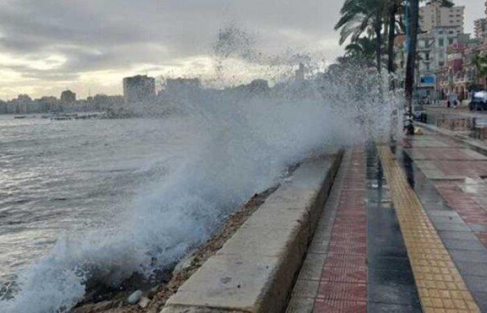 أسرار
      نوة
      الفيضة
      الكبري..
      يفيض
      البحر
      وترتفع
      الأمواج
      وتتساقط
      أمطار
      غزيرة - بوابة المساء الاخباري