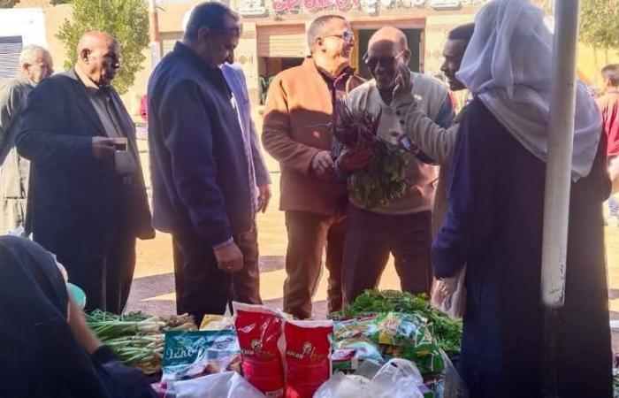 رئيس مركز بلاط بالوادي الجديد يتفقد سوق اليوم الواحد بقرية ذخيرة .. بوابة المساء الاخباري