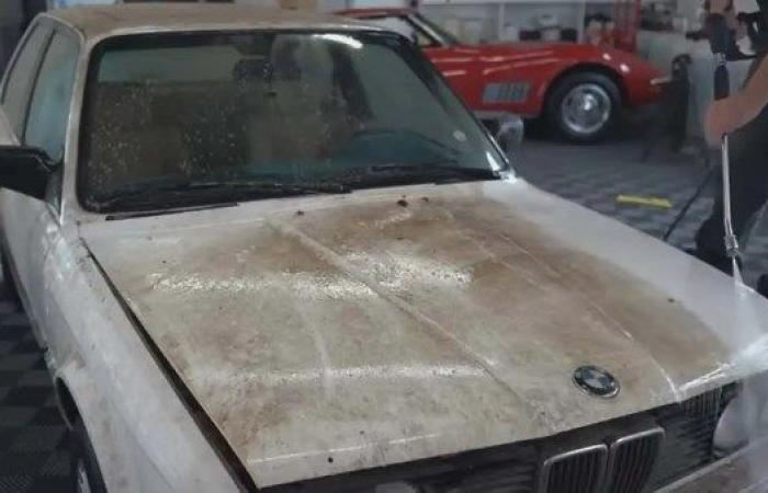 مركونة من 30 سنة.. شاهد إعادة إحياء سيارة BMW E30 .. بوابة المساء الاخباري