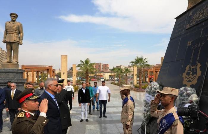 محافظ أسوان يضع إكليل الزهور على النصب التذكارى احتفالات بالعيد القومي .. بوابة المساء الاخباري