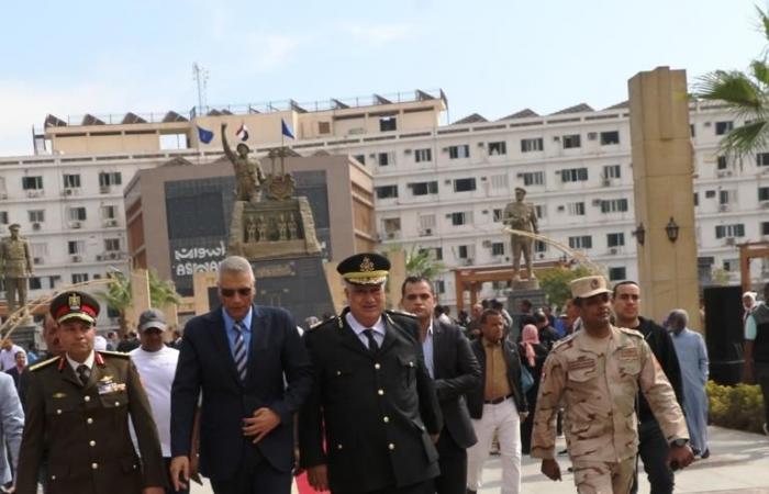 محافظ أسوان يضع إكليل الزهور على النصب التذكارى احتفالات بالعيد القومي .. بوابة المساء الاخباري