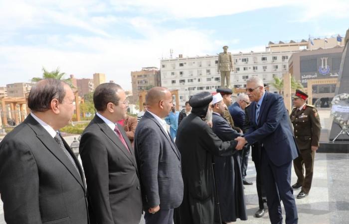 محافظ أسوان يضع إكليل الزهور على النصب التذكارى احتفالات بالعيد القومي .. بوابة المساء الاخباري