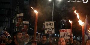 الفجر سبورت .. آلاف
      المحتجين
      يتظاهرون
      في
      عدة
      مدن
      إسرائيلية
      للمطالبة
      برحيل
      نتنياهو