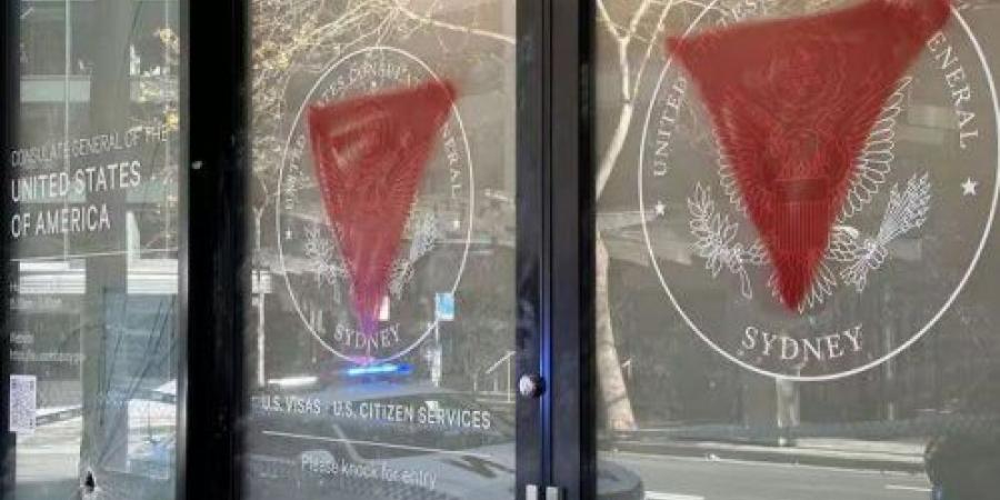 الفجر سبورت .. رسم
      المثلث
      الأحمر
      ..
      ملثّم
      يهشّم
      نوافذ
      القنصلية
      الأميركية
      بسيدني